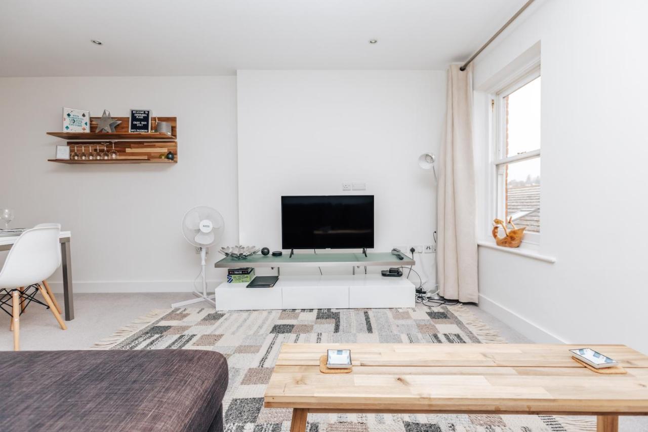Central Modern Flat For 4-6 & Dedicated Parking Henley-on-Thames Exterior photo
